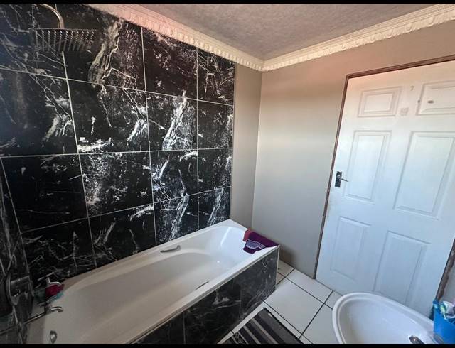 2 BEDROOM FREEHOLD FOR SALE IN SCENERY PARK